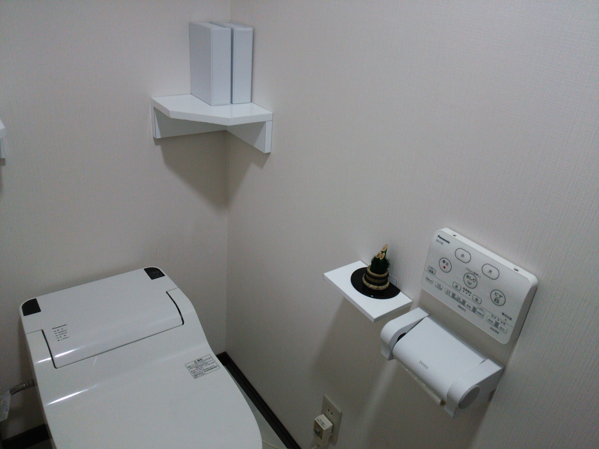 賃貸でもトイレを真っ白に統一！真っ白なトイレのミニ棚作り（携帯置き場）｜DIYレシピ