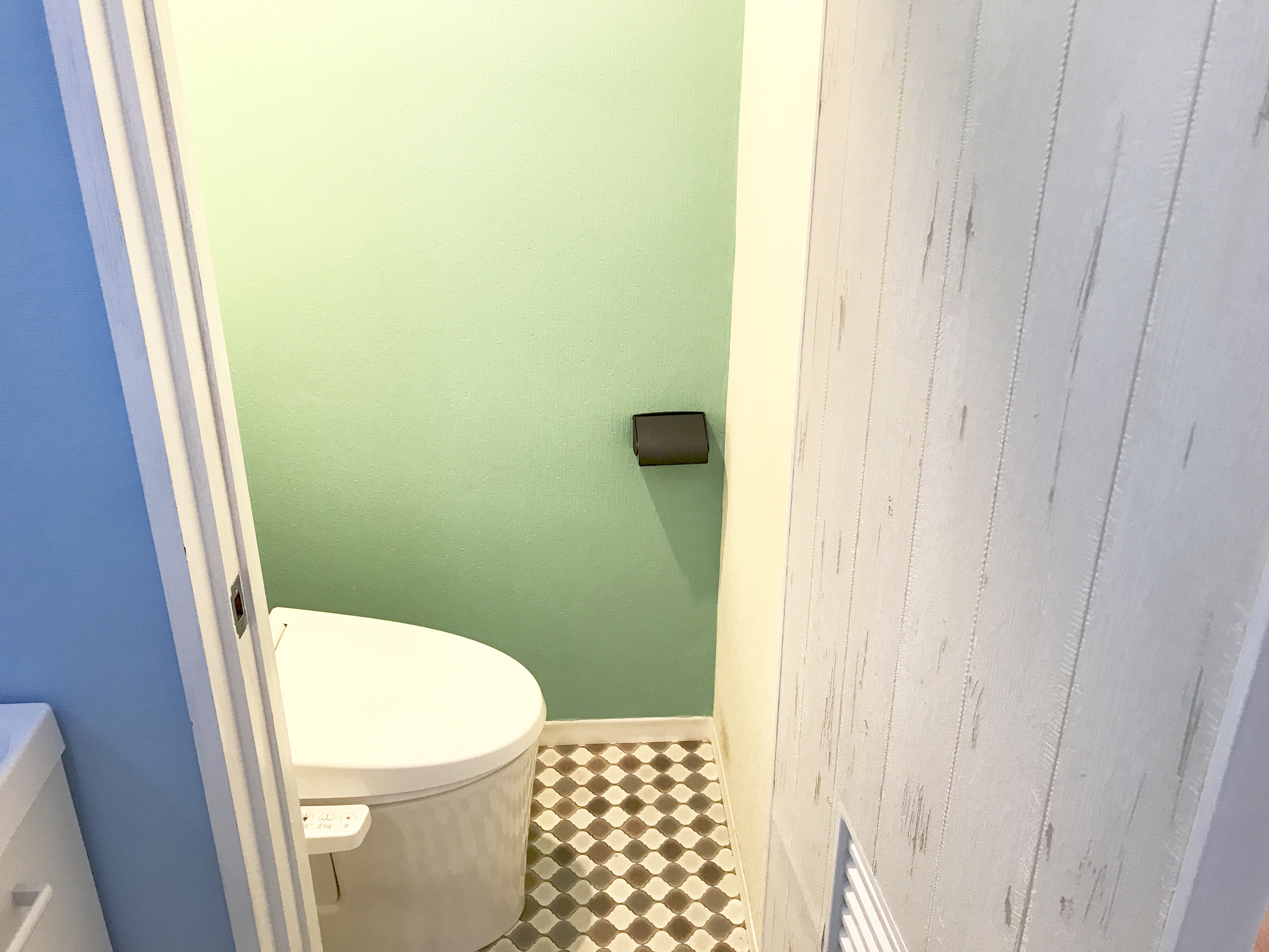 クッションフロアの貼り替えと 壁をペイントして 古いトイレを明るい空間に Diyレシピ